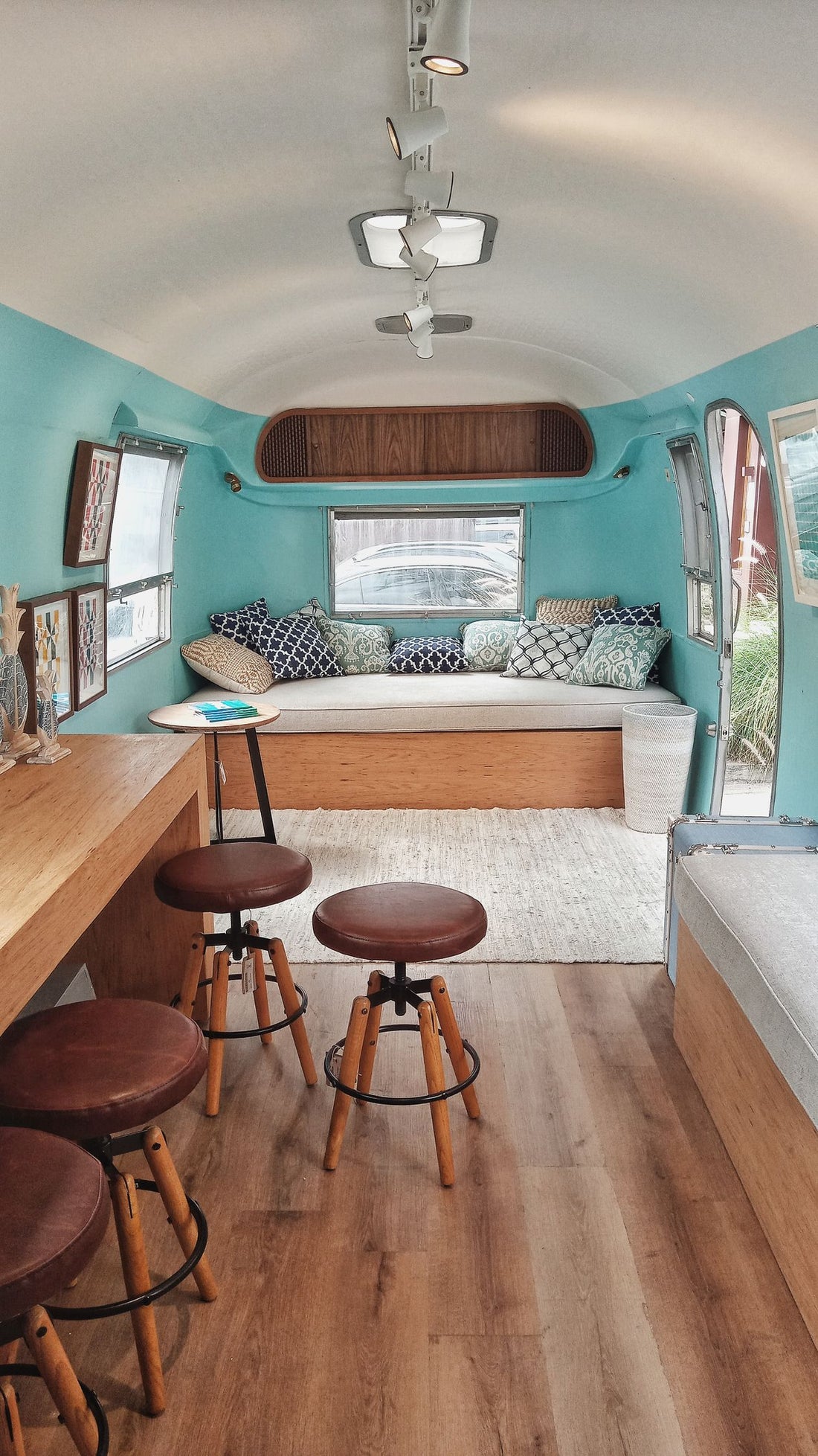 Intérieur de van rafraîchi pendant un voyage d'été